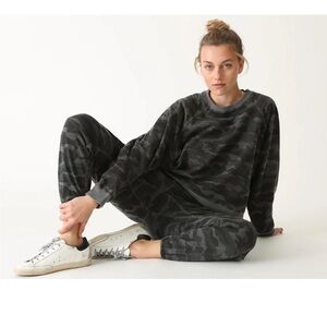 ELECTRIC & ROSE Women's Ronan Pullover - classic camo